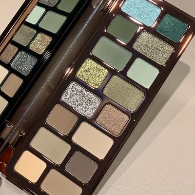 Lidschatten-Palette mit 16 Farben. Lebendige matte und perlmuttartige Oberflächen mit explosivem Flash-Effekt. Lidschatten-Make-up im Smokey- und Retro-Stil.