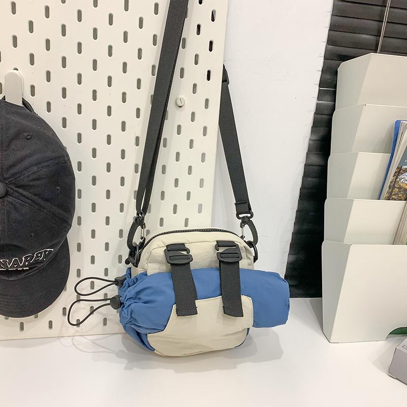 

Эта стильная сумка для бутылки с водой — модная и повседневная уличная сумка через плечо для женщин. бежевый