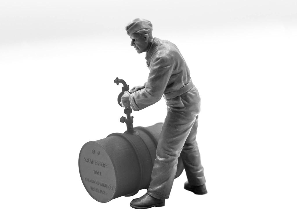 ICM WWII German Air Force Ground Crew Plastic Model 32109 1/32 1939-1945