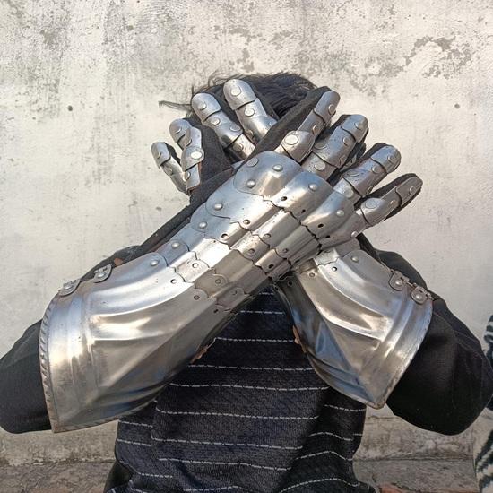 Guanto in Acciaio Medievale Fatto a Mano Coppia Costume da Cavaliere Cosplay LARP Fiera Rinascimentale Oggetto da Collezione