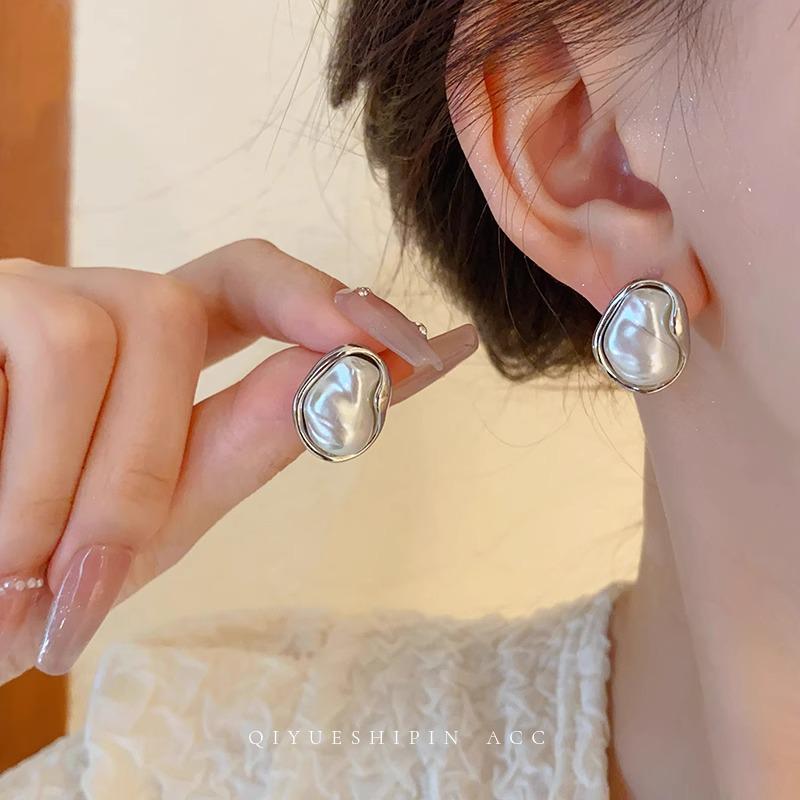European & American Baroque Pearl Irregular Stud Earrings: Retro Style for Women - Autumn/Winter Fashion Accessories