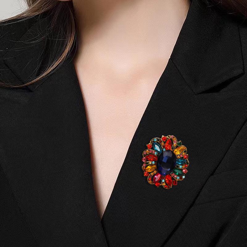 European & American Fashion Crystal Flower Brooch: Alloy, Diamond Women's Clothing Accessory