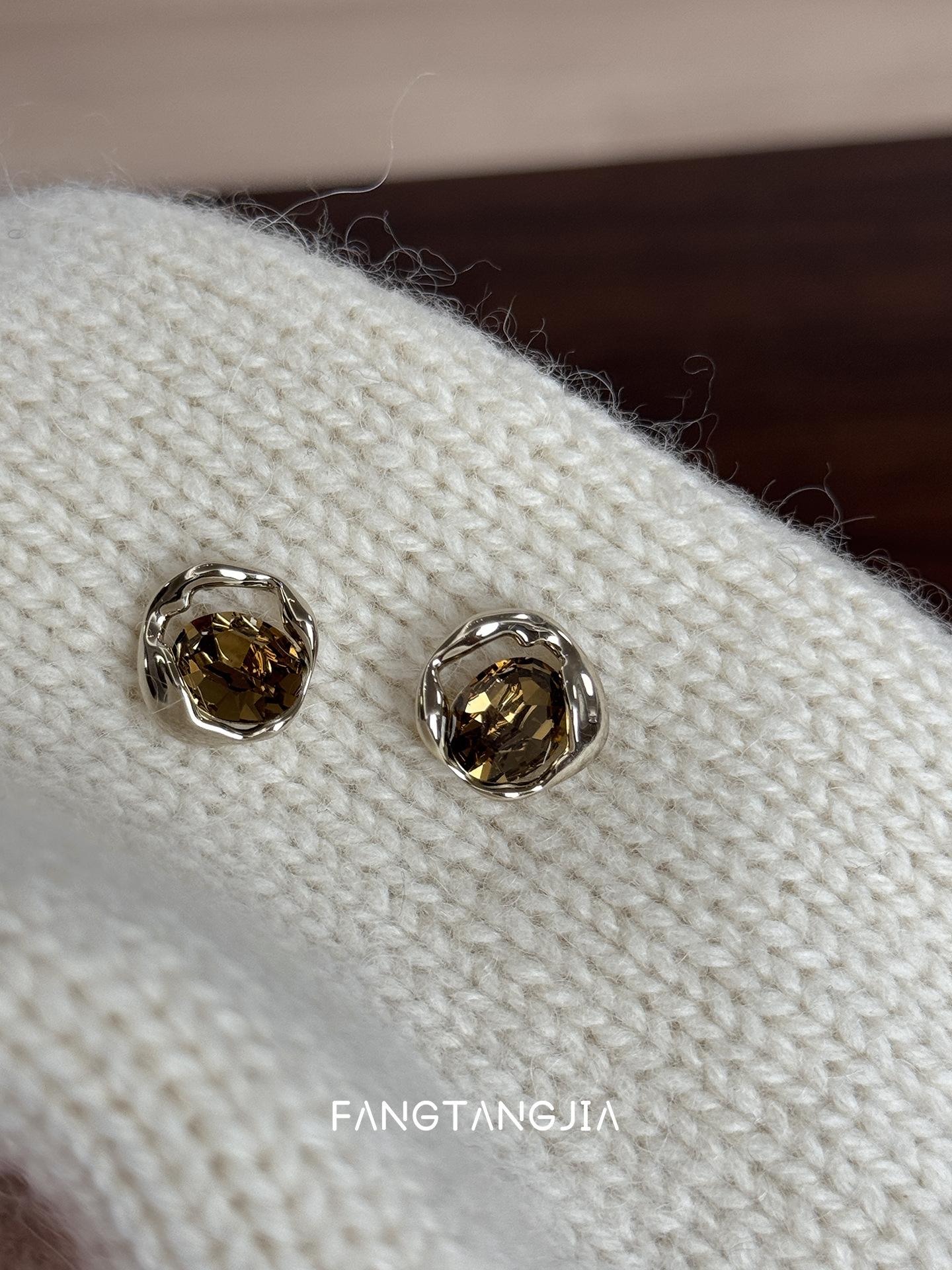 Sugar Cube Home, Maillard Coffee Color Textured Rhinestone Niche Design Stud Earrings 2025 Personality Earrings