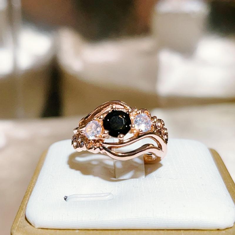 

Модные европейские и американские модные ювелирные изделия Цветочные линии Черное циркониевое кольцо для женщин Маленькая и красивая серия ювелирных изделий для рук No. 10