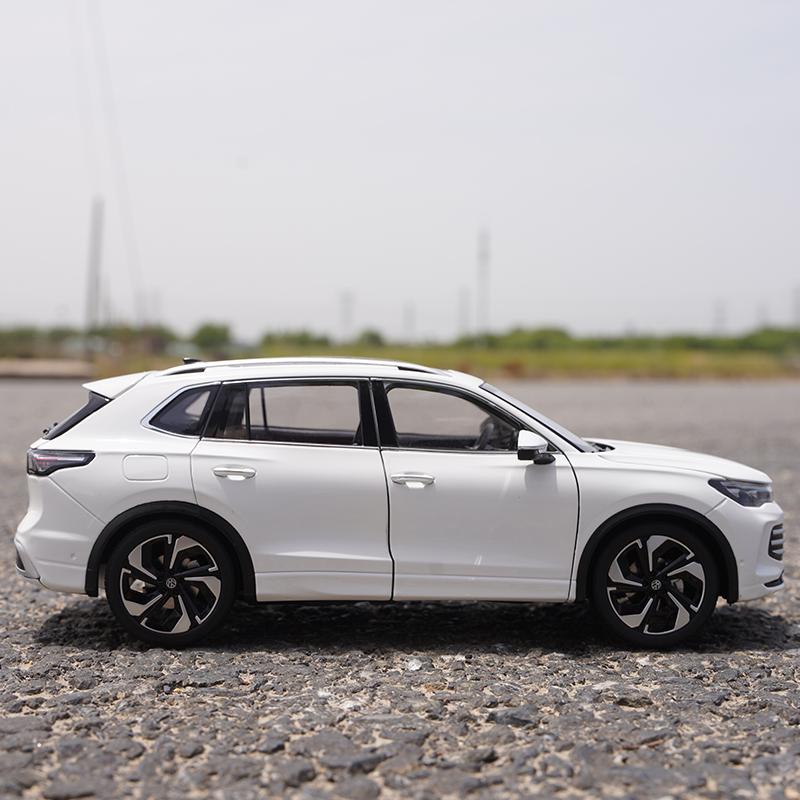 TCFJN1 1:18 2025 VW Tiguan L PRO SUV Alloy Car Model Diecasts Metal Vehicles Car Model High Simulation Collection Kids Gifts Decoration