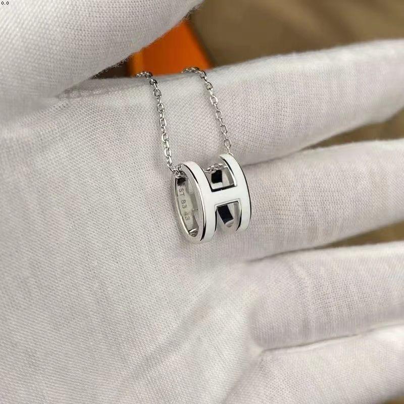 Dámský vysoce kvalitní smaltovaný náhrdelník Hermes s písmenem H, 18K růžové zlato, univerzální neblednoucí přívěsek na klíční kost