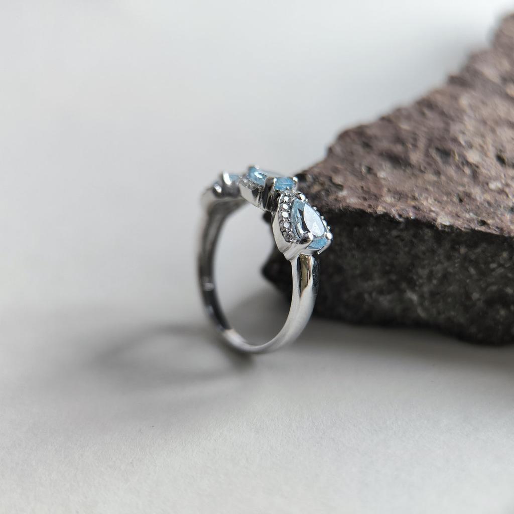Серебряное кольцо с натуральным топазом 1.601ct, фианитами, вес изделия 2,68 гр (2207023)