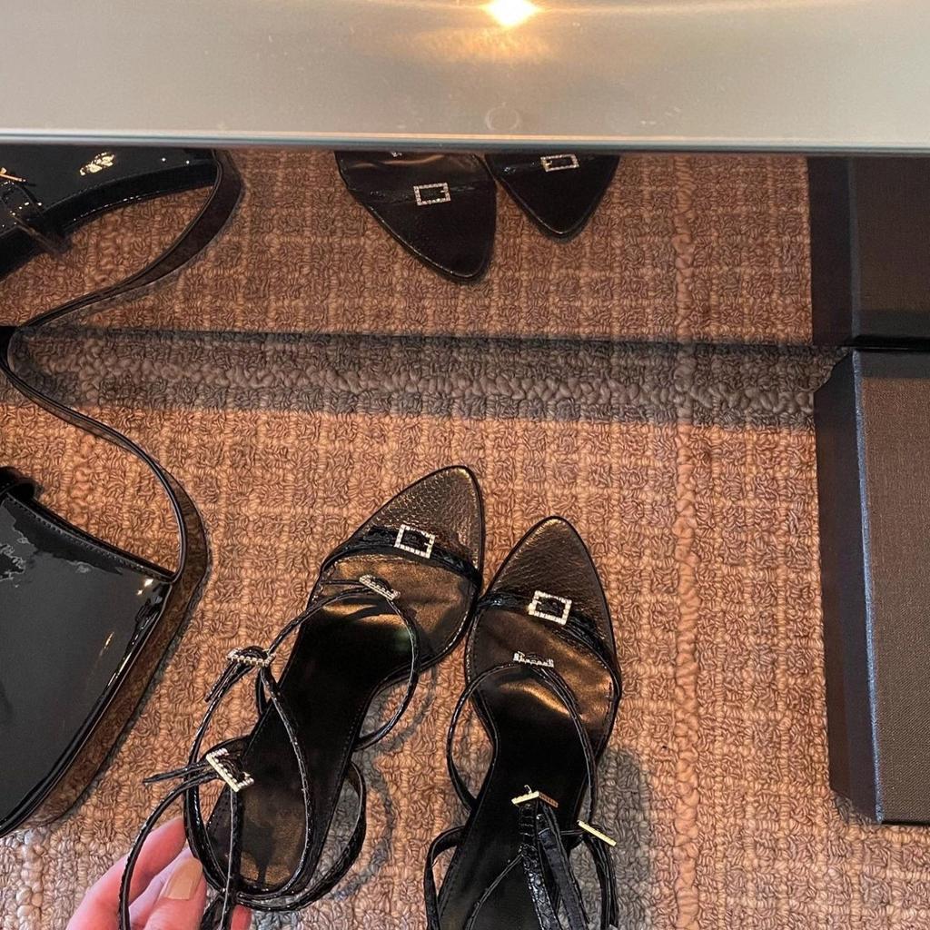 2025 Frühling und Sommer neuer Temperament Strass quadratische Schnalle super hohe Absatz Sandalen Damen sexy Seite offen dünner Absatz offene Zehen Damenschuhe