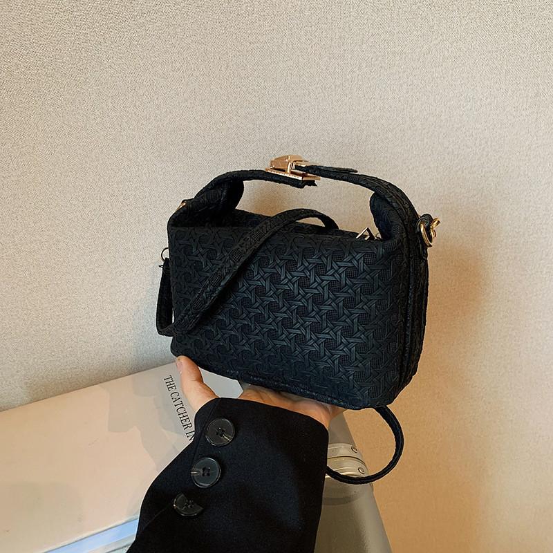 Stylish Shoulder Crossbody Bag For Women With Chic Design And Cozy Pillow Shape