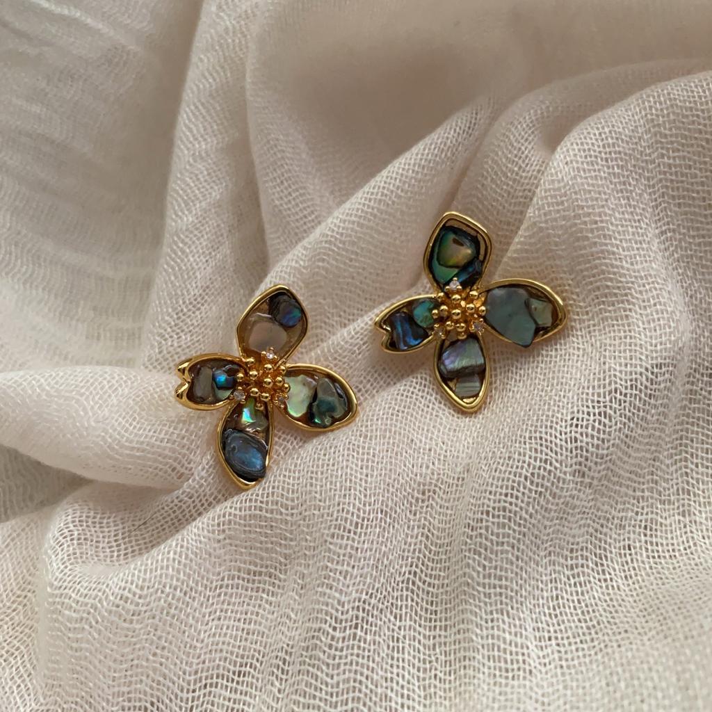 Natural Color Shell Blue Flower Stud Earrings French Retro Niche Design Earrings Elegant Temperament Light Luxury Earrings Women