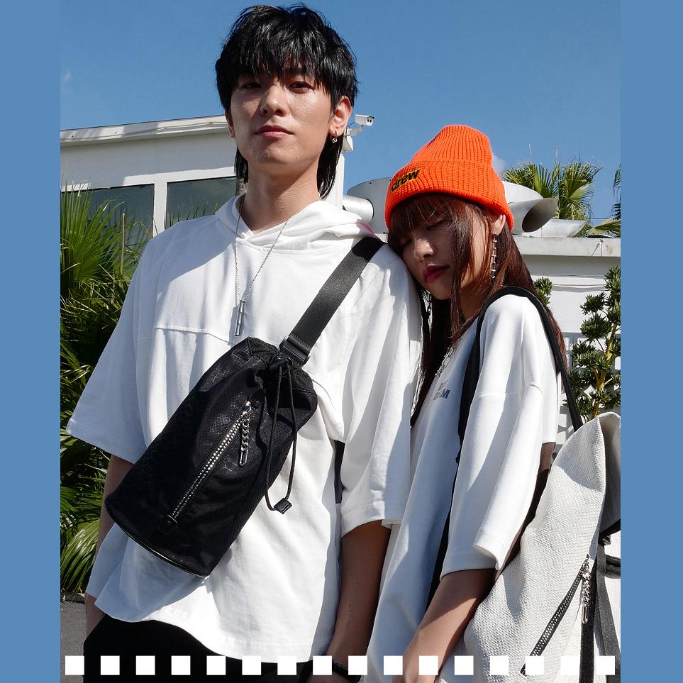 Erkek Kadın Kova çantası Trendy Baskılı Geometrik Silindirik Şekilli Çapraz Çanta 14.1 inç PU Deri Gümüş Leopar / Naylon Siyah Yılan Derisi