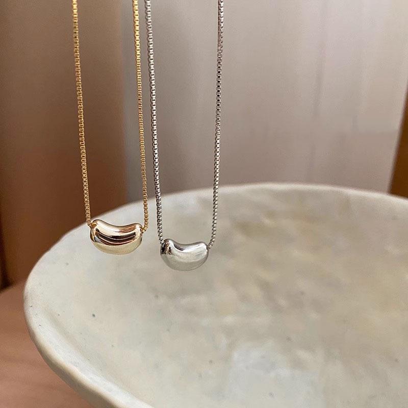 Hochwertige Damen-Halskette mit Anhänger in Form einer roten Bohne und eines Halbmonds - Elegante Silber-Schlüsselbein-Kette