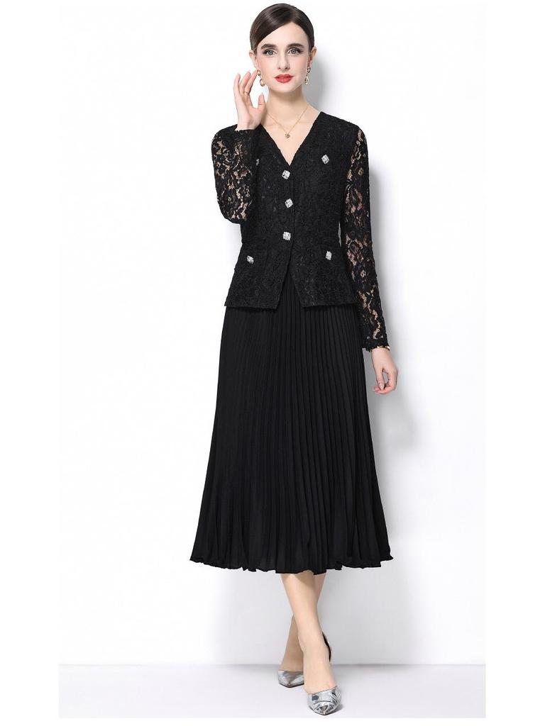 Elegant French V-Neck Lace Dress with Diamond Buckle and Pleated Skirt