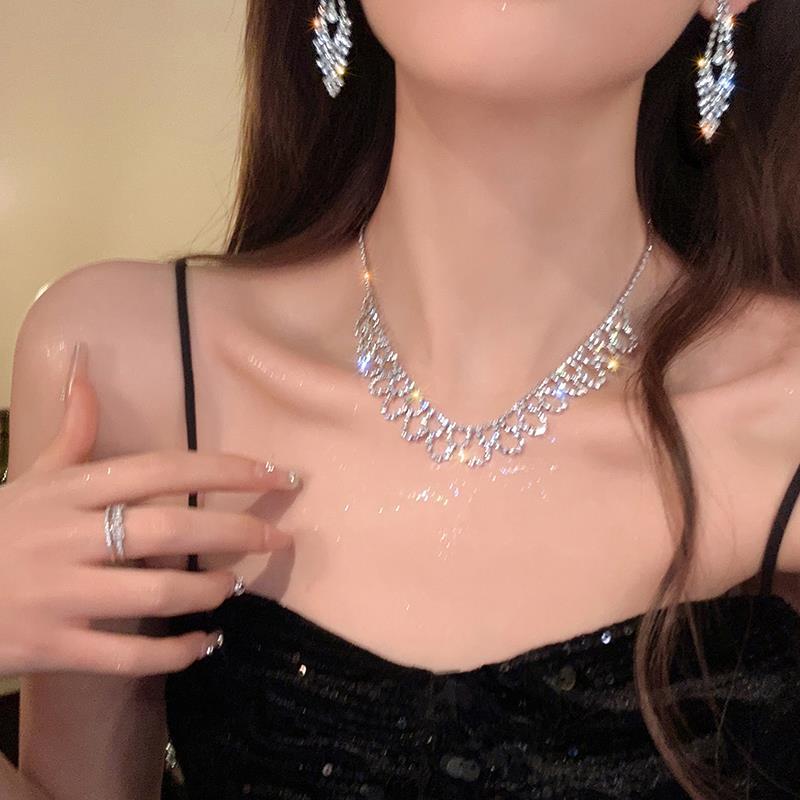 European and American Diamond-encrusted Round Fringed Necklace Light Luxury High-end Clavicle Chain Temperament Versatile Necklace Wholesale