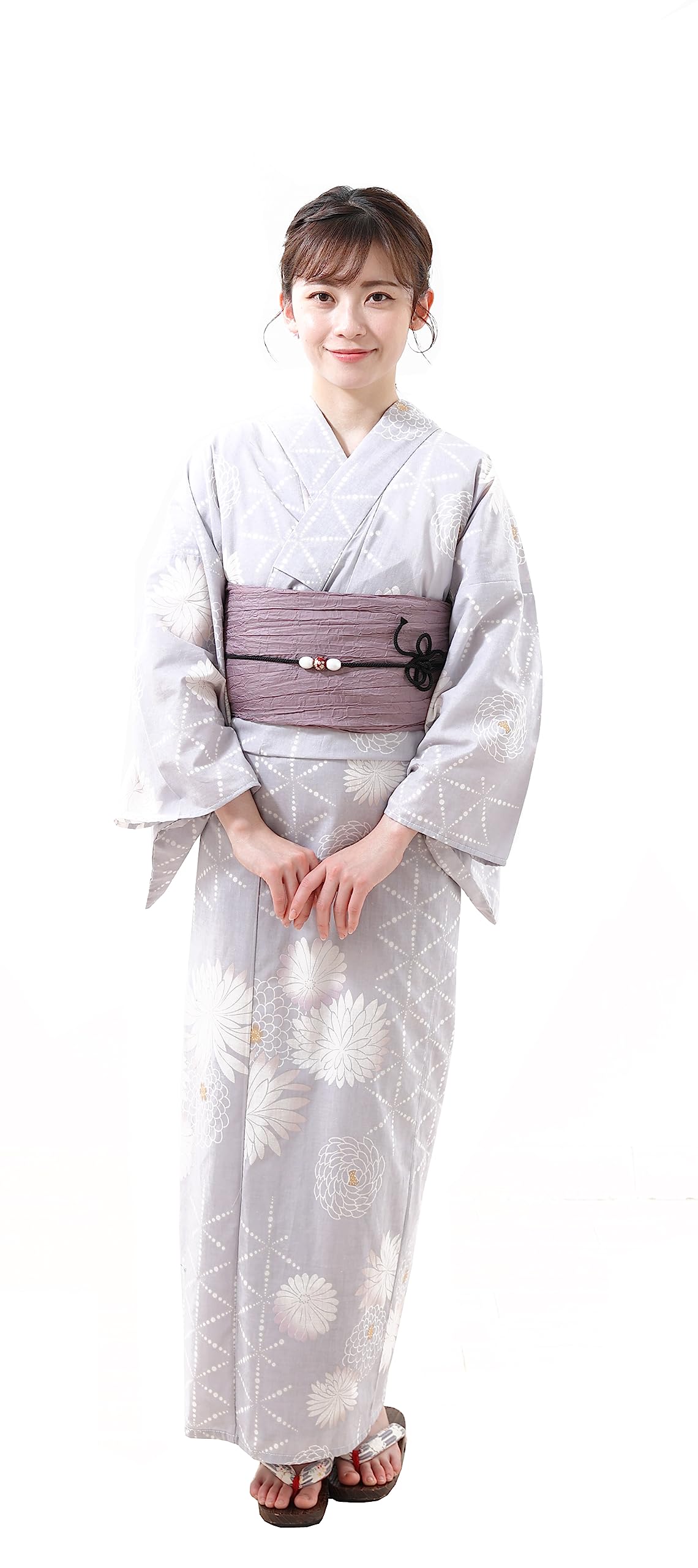 

[Kimono Hiroba Yu] Женский набор Юката - 3-предметный набор Юката в серо-бежевом цвете с узором из белых хризантем - Коллекция 2023 года - Взрослый Старшеклассник