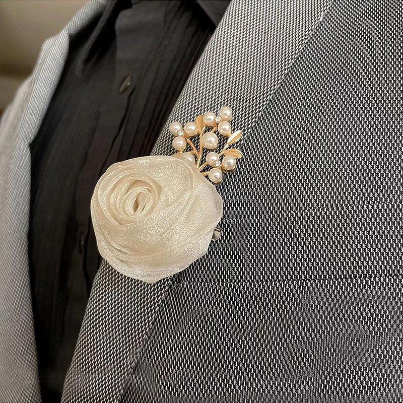 Bílá náramková kytice pro družičku: Náramek s vílími květy pro svatbu a oslavy sestersví