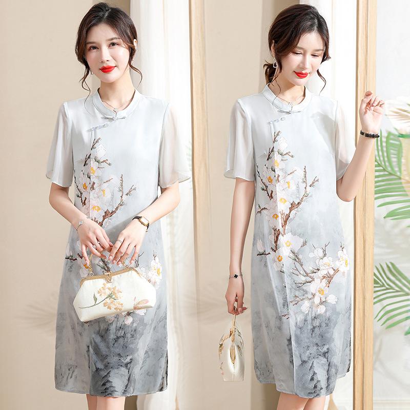 Sommerliches Chiffonkleid im chinesischen Stil: Bedrucktes Kurzarmkleid mit Rundkragen und Taille, perfekt für einen anmutigen und charmanten Look