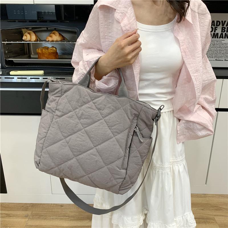 Going out for leisure Large capacity rhombus cotton bag New women's bag Fashion commuter shoulder messenger bag Portable tote bag
