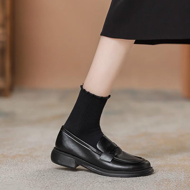 Petites chaussures en cuir britanniques pour femmes printemps mocassins noirs 2025 nouvelles chaussures Doudou chaussures plates à une pédale