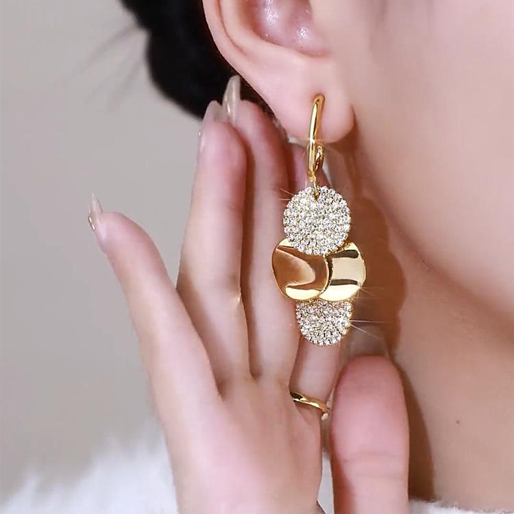 Stylish Rhinestone Teardrop Earrings: 2023 Luxury Ear Cuffs for Women