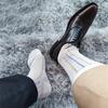 Atmungsaktive Dünne Herren-Nylon-Netzstrümpfe mit Streifenmuster für das mittlere Wadenbein Business Formelle Socken Strumpfwaren Geschenk