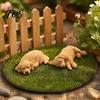 Kreatives Geschenk für Autoliebhaber 2 Stück Schlafender Harzhund Figur, Niedliche Welpen Armaturenbrett Dekoration Exquisite Tier Skulptur Frauen, Mini Beruhigende Statue Schreibtisch,