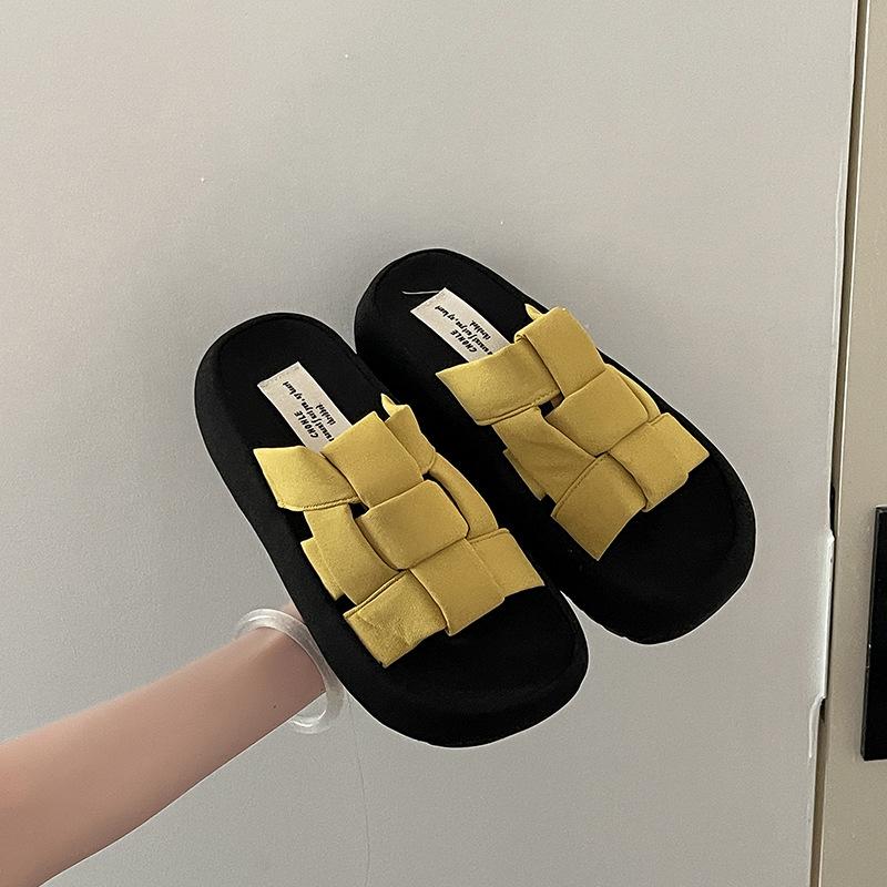 Small thick-bottomed woven sandals women's summer new retro fashion outer wear open-toed seaside beach slippers