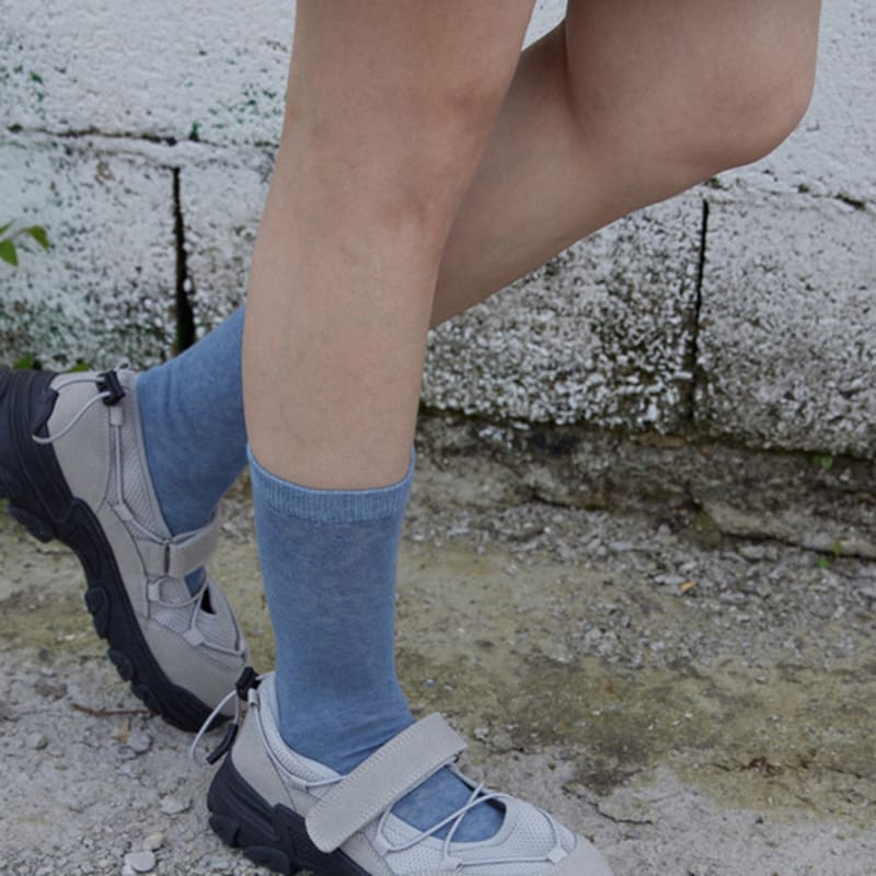 Monochrome [online Exclusive]25 Rough Dyeing Socks (smoke Blue)
