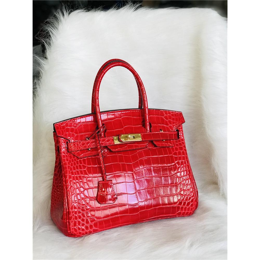 This Crocodile-patterned Cowhide Women's Bag Is a Fashionable Hand-shoulder Crossbody Bag with a Sense of Luxury and Elegance