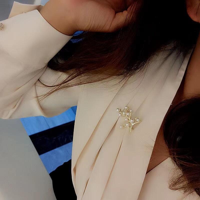 Zhenzhi Elegant Freshwater Pearl Brooch: Tree of Life Design