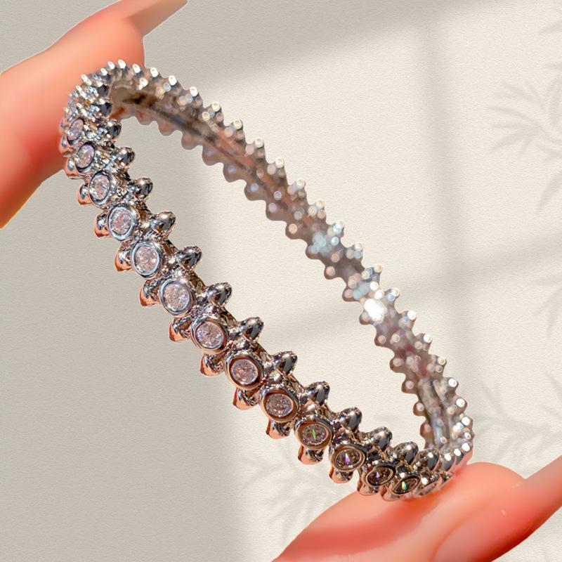 European & American Fashion Zirconia Four-Leaf Clover Bracelet: Sparkly Flower Design Wristband for Women