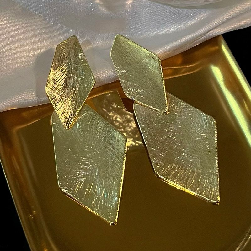 Cool Style European and American Style Retro Textured Hot Girl Women s Geometry Gold