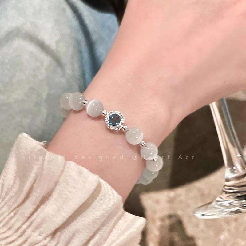 Brățară elegantă cu piatră ochi de pisică și mărgele de argint pentru femei.