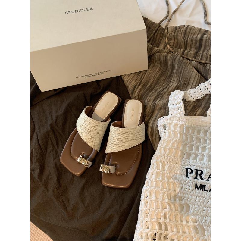 

~ Holiday style metal pinch foot temperament square head grass woven cover toe cool slippers women 40 белый