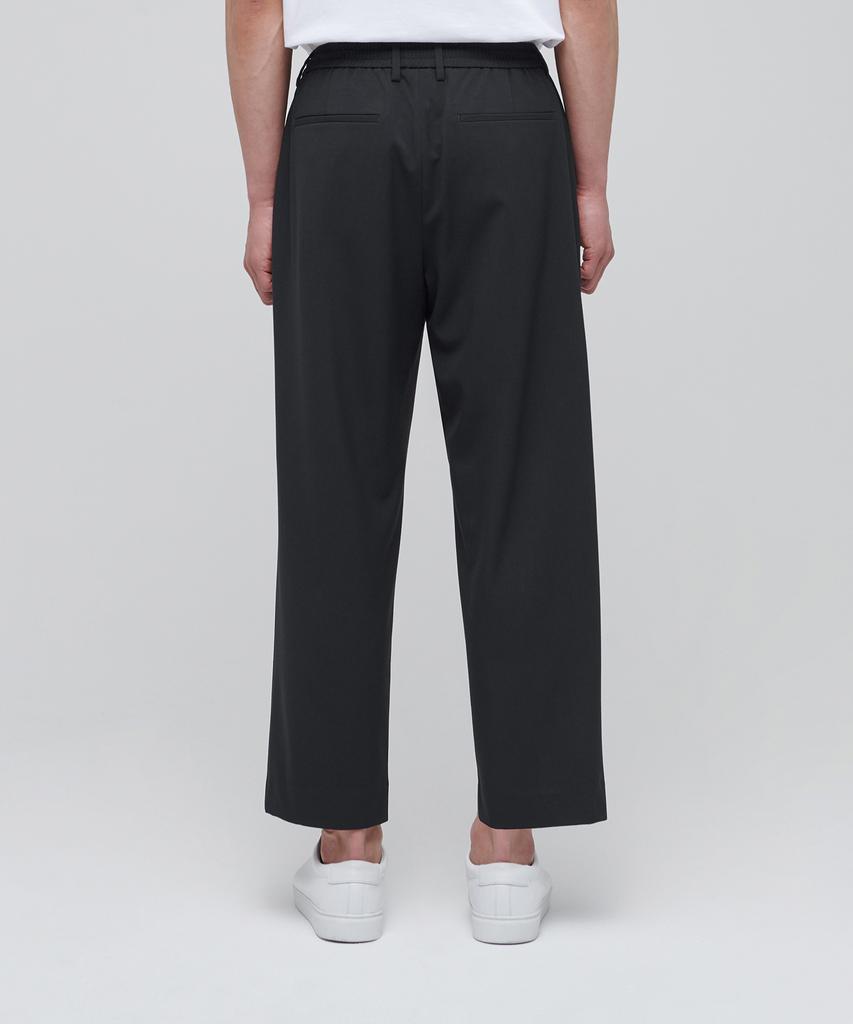 Musinsa Standard Lightweight Wide Drawstring Banded Crop Slacks [Dark Gray]