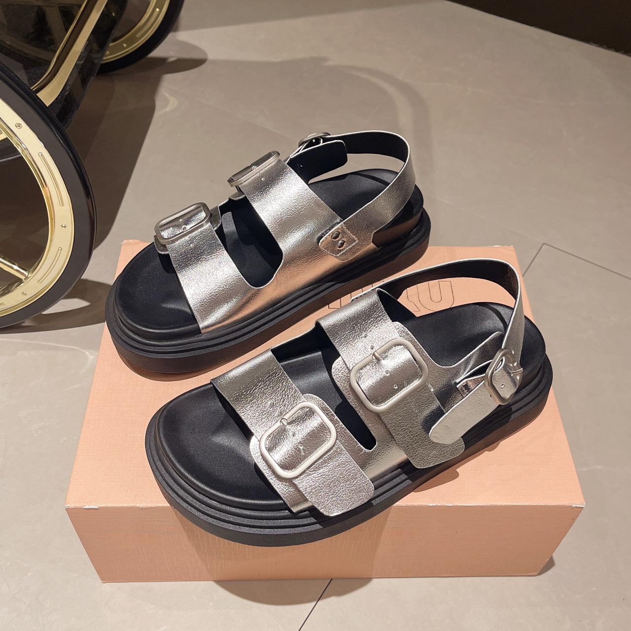 

Женские летние римские сандалии на толстой подошве, увеличивающие рост, 2024, новая модная модель с ремешком и пряжкой, на подошве-маффин, нескользящие пляжные туфли для женщин 40 серебряный