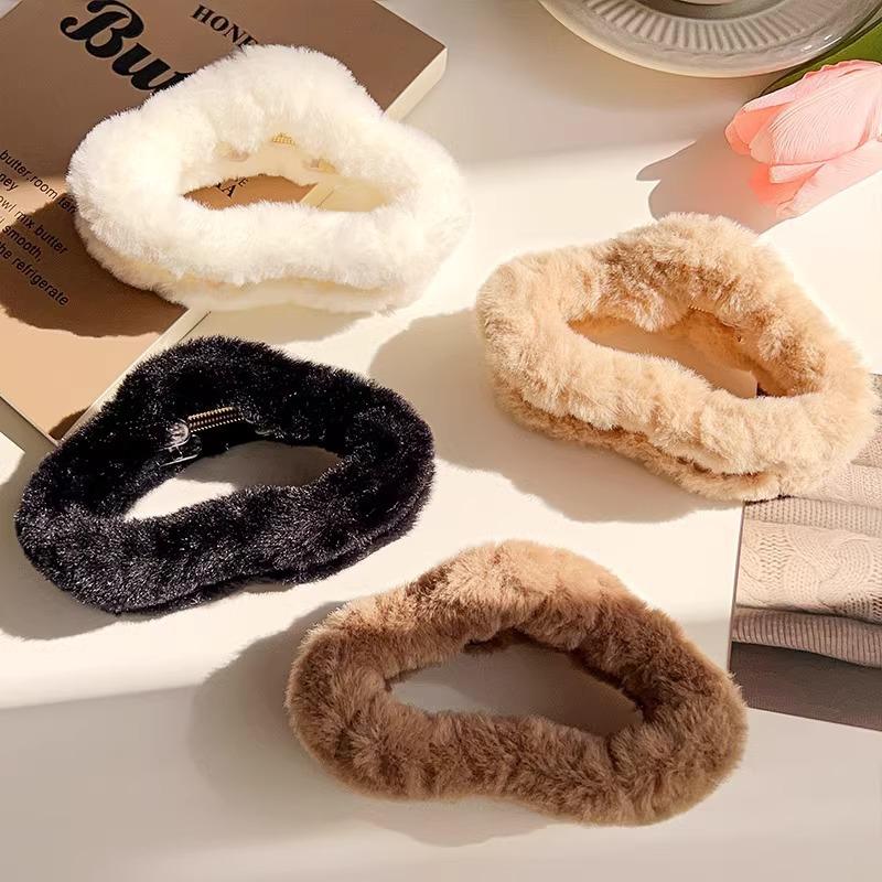 Set of 4/8 Autumn and Winter Short Plush Solid Color Hair Claws for Women Holiday Atmosphere Shark Clip Hair Accessories
