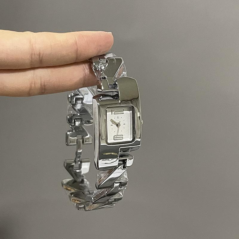 

Temperament Fashion Retro Classic Gold Alloy Square Watch Diamond Hollow Bracelet Ladies Watch