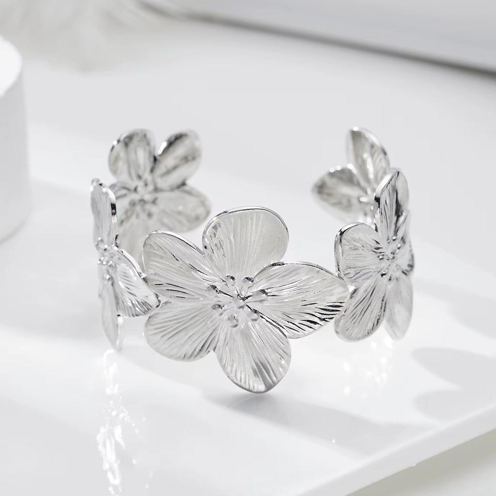 Fashion Vintage Flower Cuff Bracelet for Women Trendy Gold Color Metal Wide Flower Opening Bangles Charms Elegant Party Jewelry