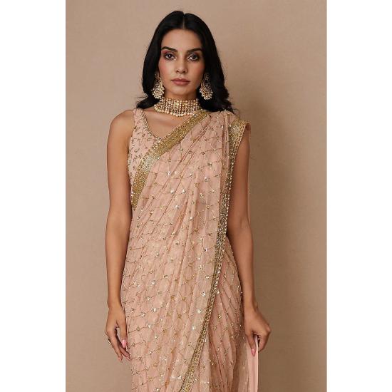 

Новое и привлекательное сари для модных женщин, чтобы выглядеть красиво в любой роли