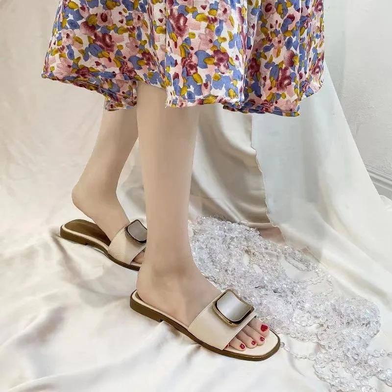 Modische Damenschuhe Neu Sommer Heißer Verkauf Damen Zehentrenner Quadratischer Knopf Metalldekoration Niedrige Absatzsandalen Mode Alltags-Slipper