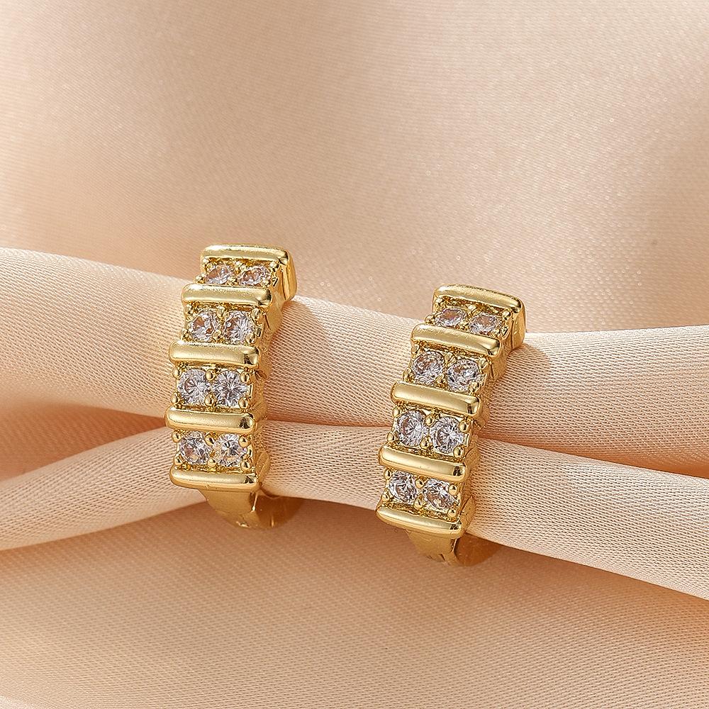 European and American fashion versatile niche design, high-end and cool style earrings for women