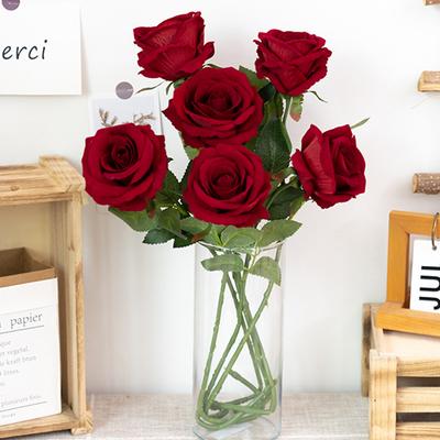 Decoração de casa – Flores e coroas artificiais