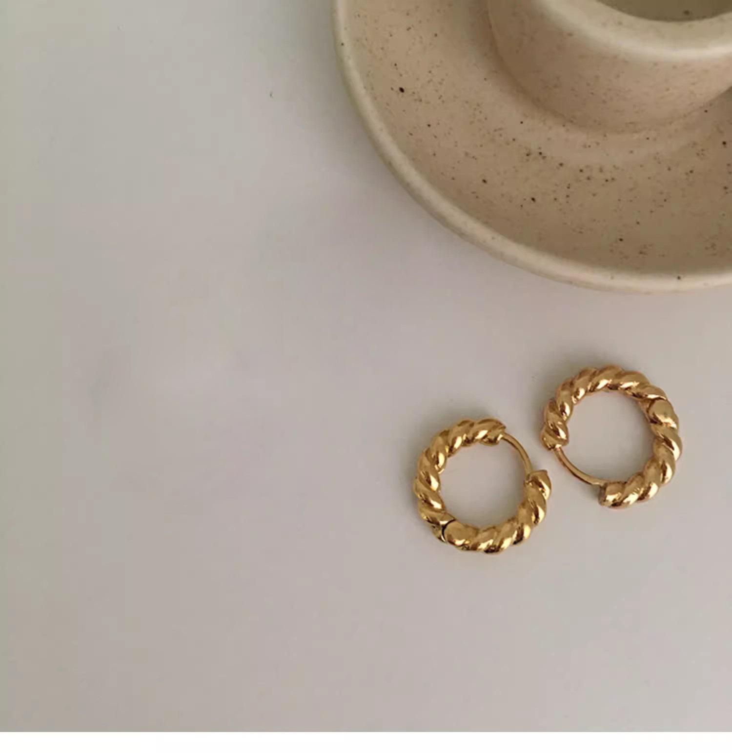 

2024 Новый стиль высококачественных европейских и американских витых золотых сережек-колец для женщин - элегантные и модные маленькие серьги-кольца