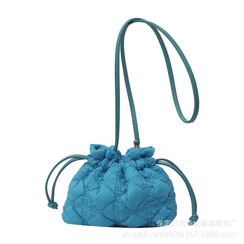 Einfache Rhombus-Kordelzug-Bündel, gefaltete Beuteltasche, Damen-Nylon-Wolke, Umhängetasche mit einer Schulter, leichte Knödeltasche