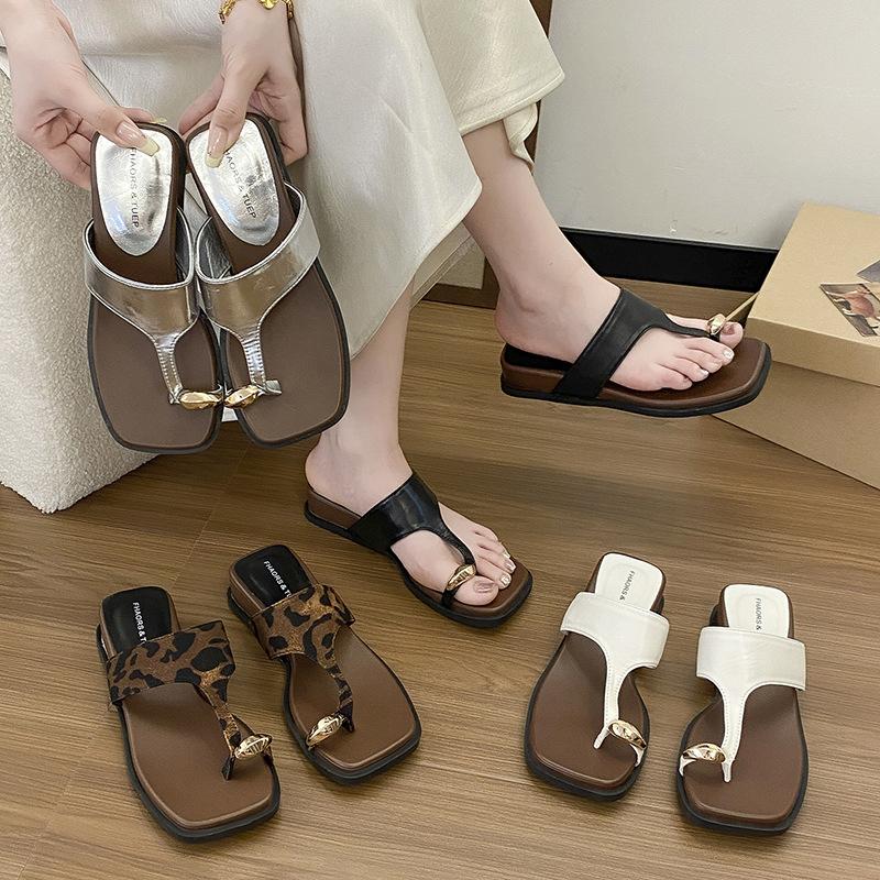 Height-increased thick-soled slope heel cover, toe cool slippers for women's summer wear 2025 new models with skirts, beach sandals, flip-flops