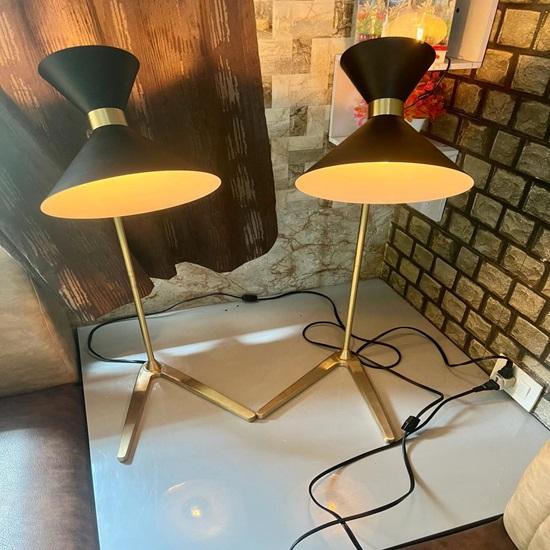 

Набор из 2 настольных торшеров Mid-Century Modern Black Matte Double Cone Brass, стильное акцентное освещение для гостиной, офиса, спальни