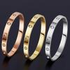 Bracciale Unisex in Titanio Acciaio Inossidabile: Design Unghie Rosa e Oro, Resistente allo Sbiadimento, Opzioni Larghe/Strette, Perfetto per le Feste.