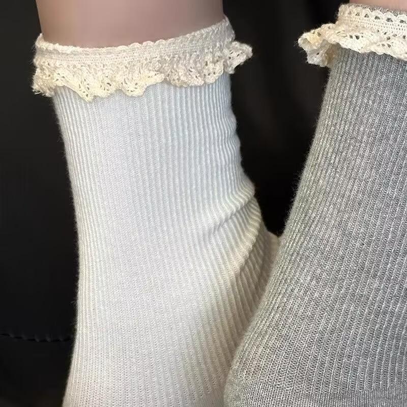 Korean-Japanese Sweet Girl Vertical Striped Pleated Lace Socks - Spring/Autumn Retro Style