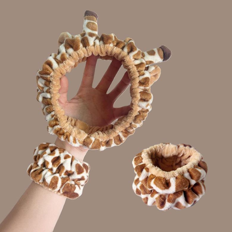 

Двухцветная плюшевая повязка на голову в виде рогов жирафа для девочек — мягкий и милый аксессуар для волос, который можно использовать для умывания лица и нанесения макияжа.